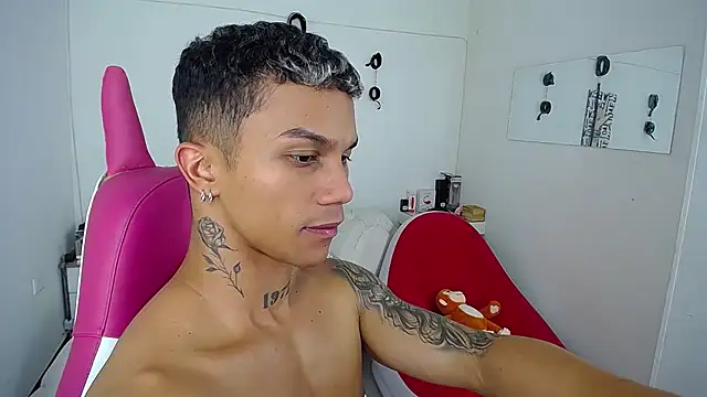 Leonard_Price live sex cam