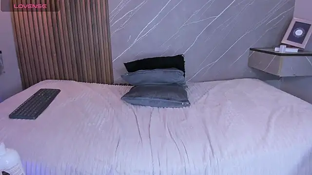 emma__rose1's cam snapshot