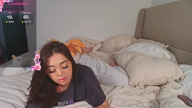 LiloshRoxy's cam snapshot