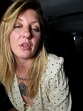 SheIsSomething live sex cam