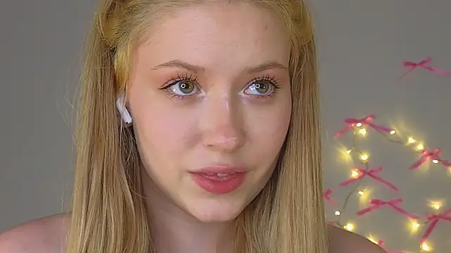 Monikacutie's cam snapshot