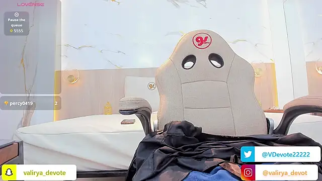 valirya_devote live sex cam