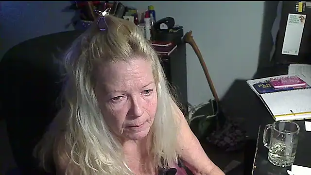 XTRAHORNYONE's web cam