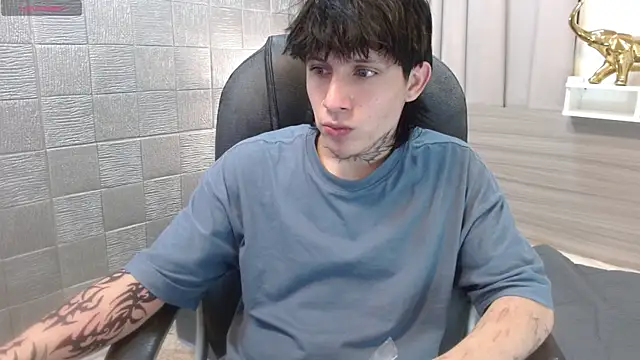 Iantwink18 live sex cam