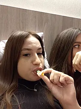 MayaGlow live sex cam