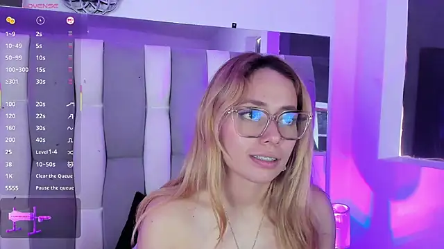 LanaMills_'s cam snapshot