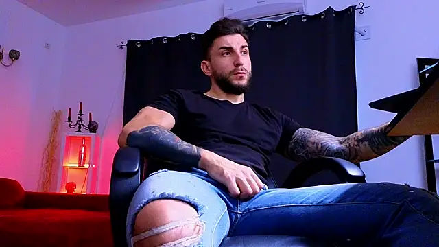 MightyAaron66 live sex cam