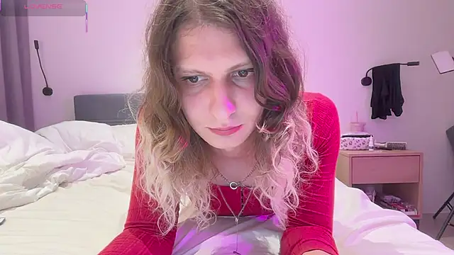 AlicePinkhead live sex cam