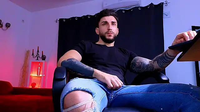 MightyAaron66 live sex cam