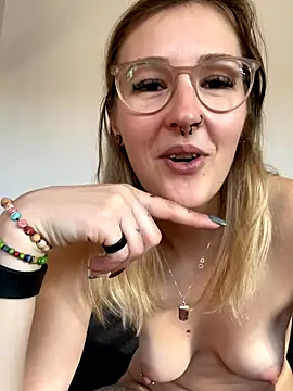 LauraLuxxx's cam snapshot