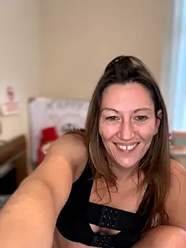 Sophia-Squirts-UK's cam snapshot