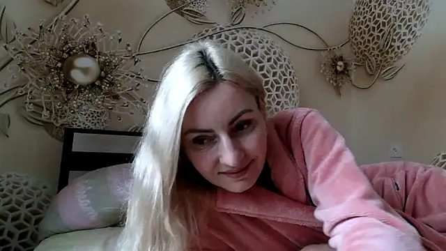 Yourrealgirl's cam snapshot