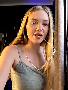 MilaMoone live sex cam