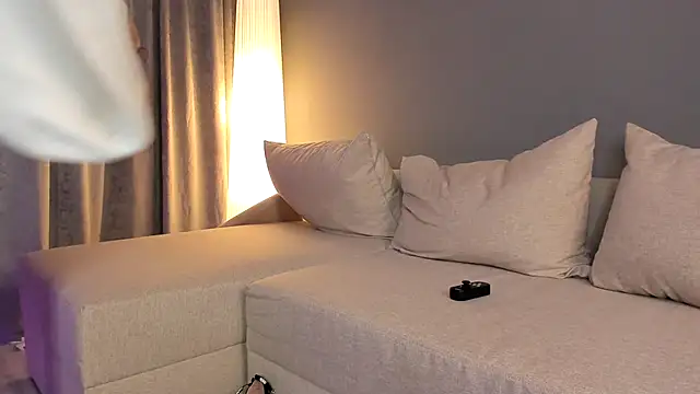 LisaAventi live sex cam