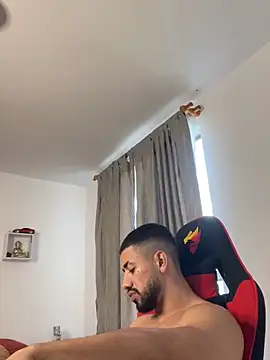 Ezzio_Scolaro live sex cam