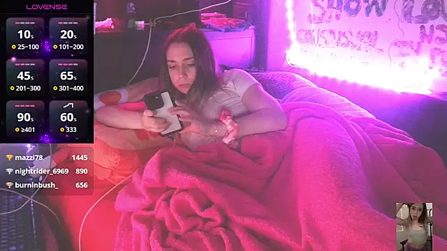 Blondiewithanass live sex cam