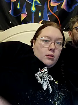 Sexycurvyemilyy live sex cam