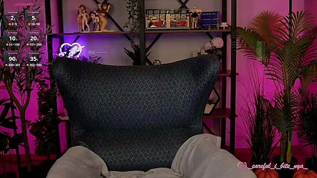 careful_i_bite_nya live sex cam