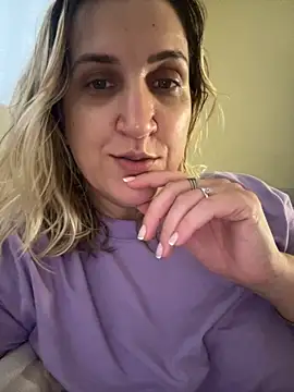 Bia_sexynovaes live sex cam