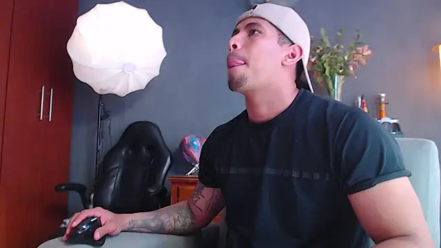 geirge_teacherxx's Stripchat show and profile