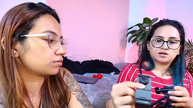 Jules_n_Gia live sex cam