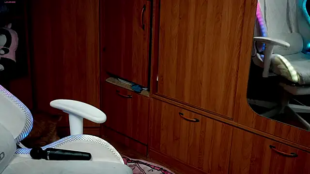 ho1yho1e's Stripchat show and profile