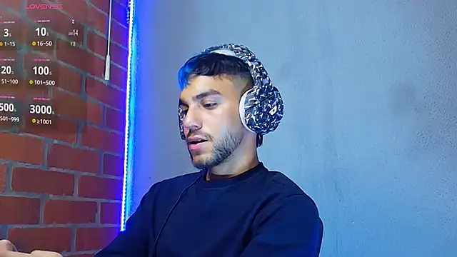 Leandro_valenzuela live sex cam