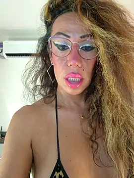 YOURSDEBORA live sex cam