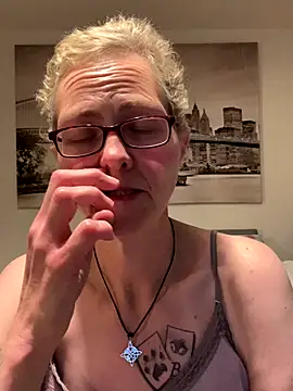 Curvy-Jinx live sex cam