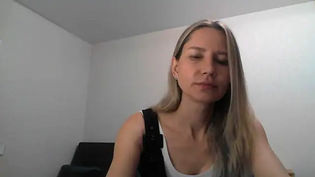 Tavriena live sex cam