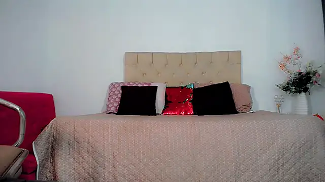 maria_camilacms's Stripchat show and profile