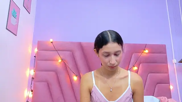 Beautifulskinny18 live sex cam