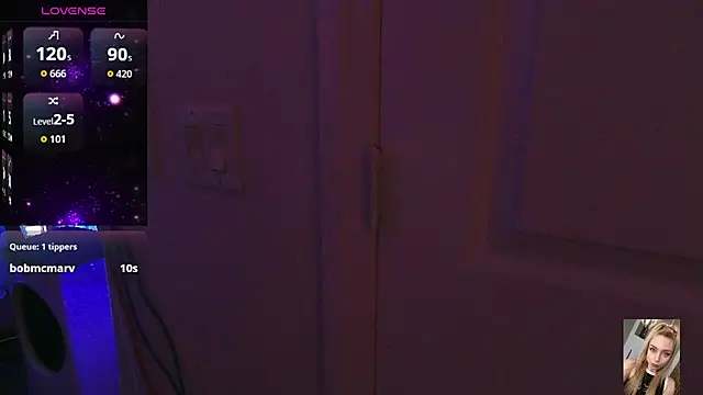 Blondiewithanass live sex cam