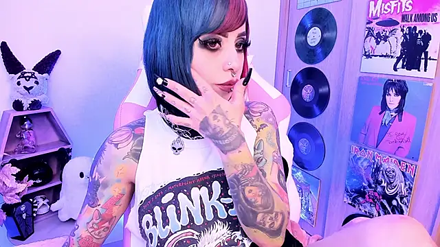 NikkiRamone live sex cam