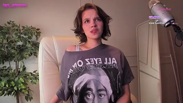 AdalynGlows live sex cam