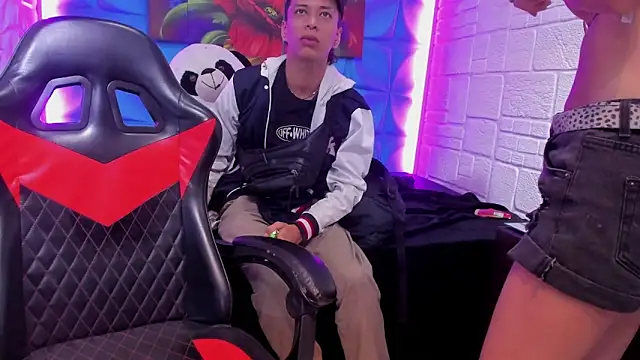 Ashley_James's Stripchat show and profile