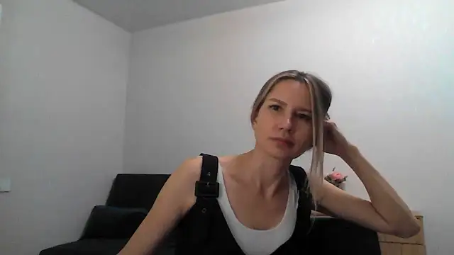 Tavriena live sex cam