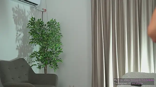 Alyonaqueen_ live sex cam