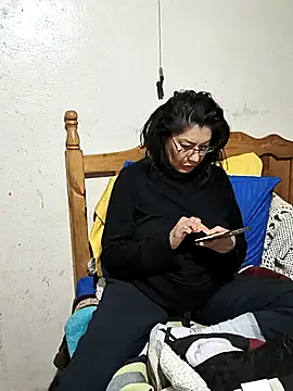 LaInsaciableIntensa live sex cam