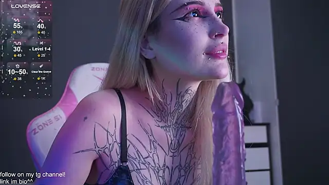 fraulein_mooon's Stripchat show and profile