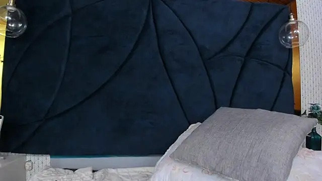 LARISSAEVANS's Stripchat show and profile