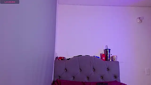 Red-moon1's Stripchat show and profile