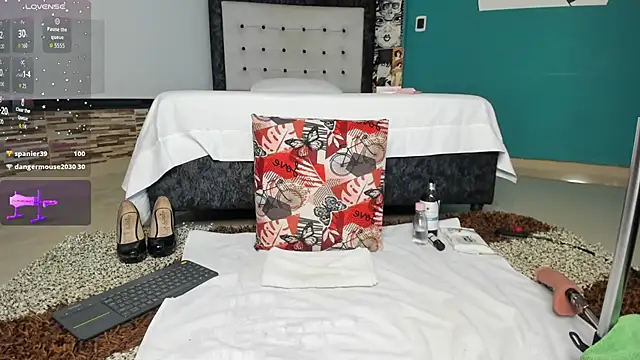 kinky_polar's Stripchat show and profile