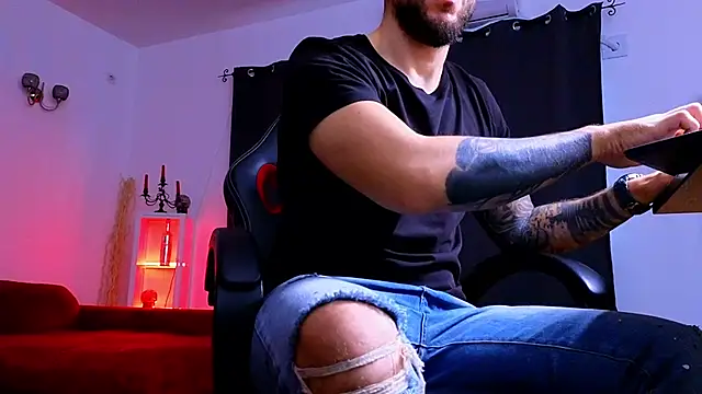 MightyAaron66 live sex cam