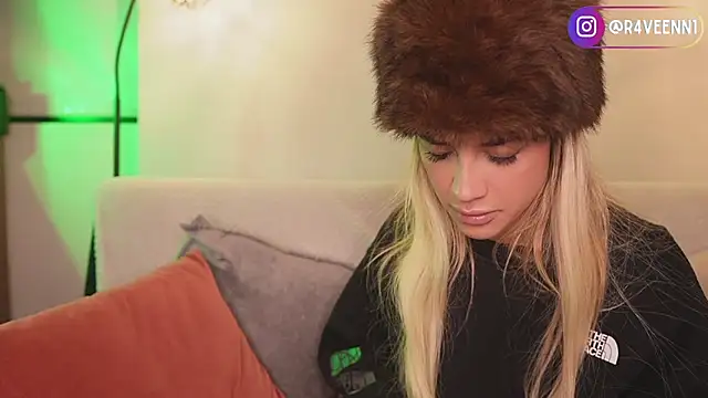 R4-V3N's Stripchat show and profile