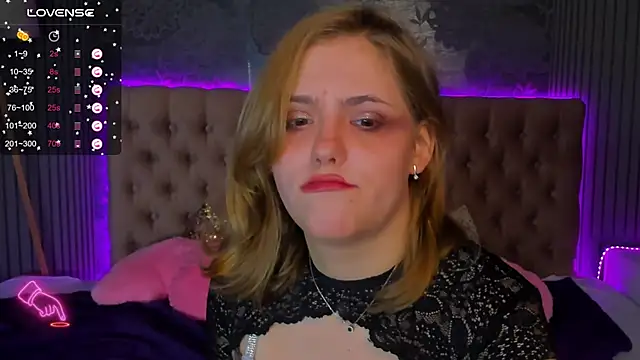 DellaRowe's Stripchat show and profile