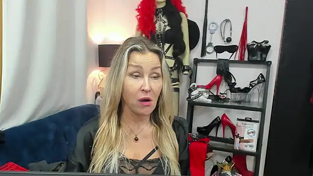 crystaLUX's Stripchat show and profile