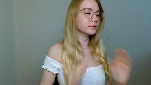 cindi_hot's Stripchat show and profile