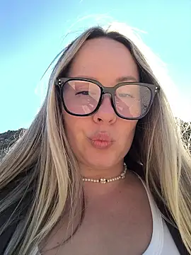 Mona_Plus live sex cam