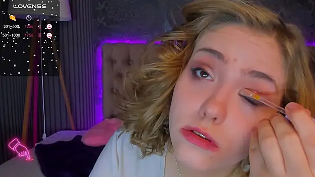 DellaRowe's Stripchat show and profile